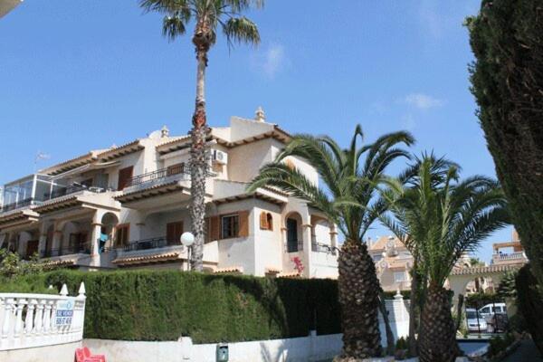 Residencia Alhambra Los Cisnes Τορεβιέχα Εξωτερικό φωτογραφία